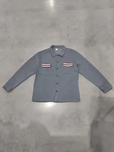 Veste de travail grise pour homme avec col à revers et poches rayées à plat.