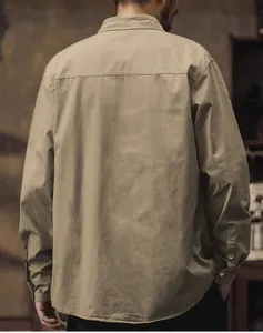 Vue arrière détaillée d'une chemise de travail kaki à manches longues pour hommes