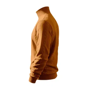 Vista laterale professionale di una felpa arancione da uomo a collo alto con trama a trecce