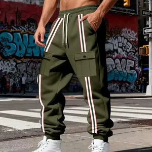 Dettaglio dei pantaloni cargo jogger da uomo verde oliva con bande laterali e tasche.