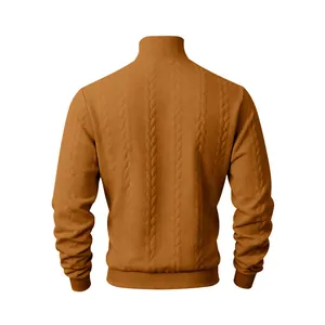 Vista posteriore di un maglione da uomo marrone a collo alto con trama a trecce fine