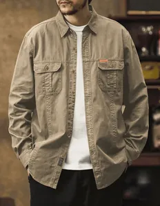 Vue de face d'une chemise de travail américaine kaki pour homme avec deux poches