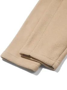 Makroansicht der hochwertigen, verdickten khakifarbenen Fleece-Struktur eines Herren-Sweatshirts