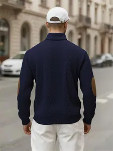 Vista posteriore di un maglione da uomo blu scuro in maglia jacquard con gomitiere