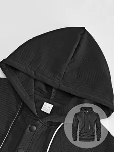 Vue détaillée d'un sweat à capuche jacquard pour homme avec col boutonné et texture.