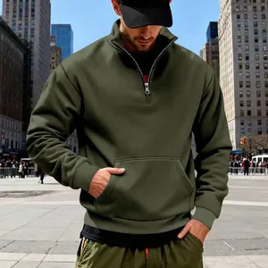 Nahaufnahme eines olivgrünen Herren-Sweatshirts mit halbem Reißverschluss und Stehkragen