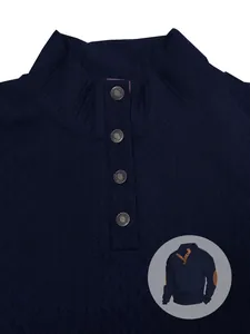 Dettaglio della maglia Henley a manica lunga in maglia jacquard blu navy da uomo