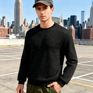 Nahaufnahme eines schwarzen Herren-Sweatshirts mit Waffelstruktur am Model