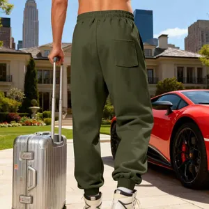 Vista posteriore di pantaloni sportivi da uomo in pile verde oliva con polsini e tasca