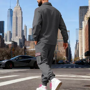 Herren Sport-Freizeit-Set mit grauer Jacke und Cargo-Hose im modernen urbanen Street-Style
