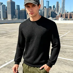 Detailansicht eines schwarzen Herren-Sweatshirts mit strukturiertem Jacquard-Muster