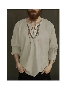 Detailansicht eines Herren Vintage V-Ausschnitt Hemdes mit Schnürung und Muster