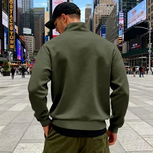 Rückansicht eines herrenfleece-sweatshirts mit halbem reißverschluss in grün
