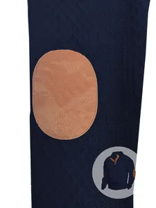 Dettaglio della maglia Henley in maglia jacquard blu navy con toppa sui gomiti