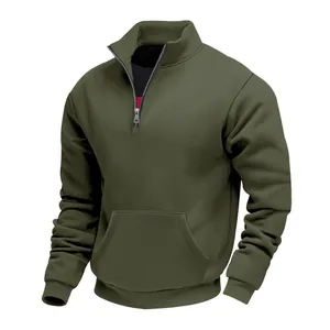 Detailansicht eines olivgrünen Herren-Sweatshirts mit halbem Reißverschluss und Kängurutasche