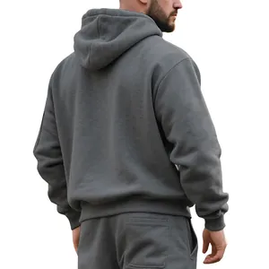 Vue arrière d'un sweat à capuche en polaire gris foncé épais et son pantalon de jogging