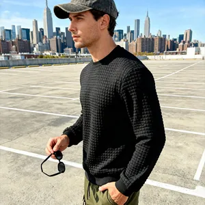 Nahaufnahme eines schwarzen Herren-Sweatshirts mit markanter Waffelstrickstruktur