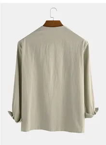 Rückansicht eines lässigen Herren-Langarmshirts aus hellbeige atmungsaktivem Baumwollstoff
