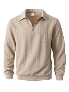 Dettaglio felpa uomo beige con trecce e colletto polo con mezza zip in maglia morbida