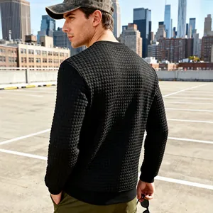 Rückansicht eines schwarzen Herren-Sweatshirts mit markanter 3D-Jacquard-Struktur.