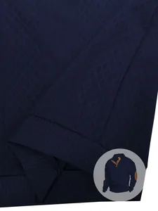Dettaglio del tessuto a maglia testurizzato blu navy di una maglia Henley sportiva da uomo.