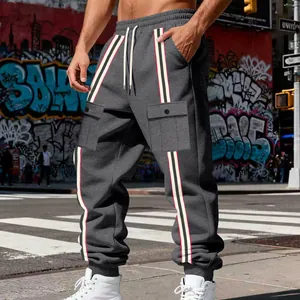 Pantaloni cargo grigi da uomo con strisce laterali e grandi tasche in stile urbano.