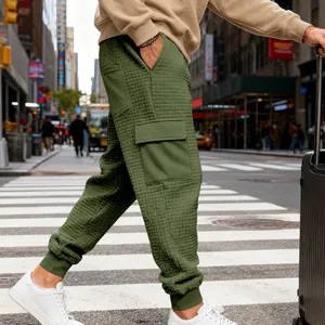 Texture dettagliata dei pantaloni cargo verdi da uomo in un ambiente urbano di città