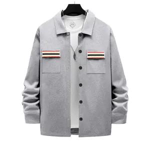Vue détaillée d'une veste de travail grise pour hommes avec poches rayées et col revers