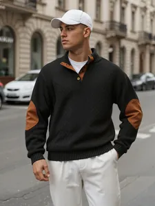 Dettaglio di un maglione henley in maglia jacquard nera da uomo con toppe marroni