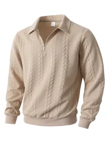 Vista dettagliata della felpa polo da uomo con cerniera a metà e trama jacquard