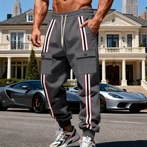 Dettaglio dei pantaloni sportivi grigi da uomo con strisce laterali e tasche cargo.