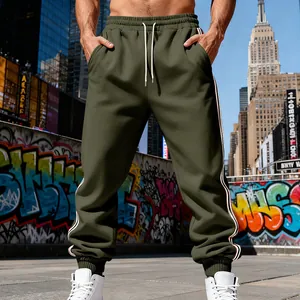 Pantaloni sportivi uomo verde oliva con doppie strisce laterali, stile casual urbano.
