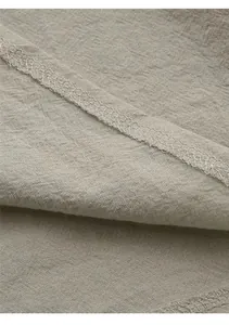 Nahaufnahme der Textur und Nähte des Vintage-Baumwollstoffs beim Herrenfreizeithemden