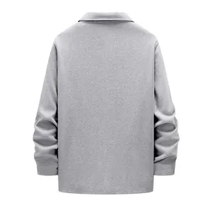 Vue arrière d'une veste grise épaisse pour homme avec col polo et tissu texturé