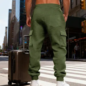 Vista dettagliata dei pantaloni cargo jogger verde oliva con trama jacquard