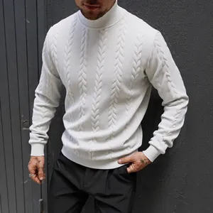 Maglione da uomo bianco a collo alto con classico motivo a trecce lavorato a maglia