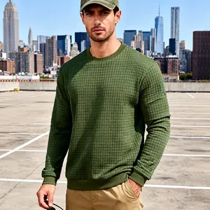 Detailaufnahme des olivgrünen Herren-Sweatshirts mit strukturiertem Karomuster.