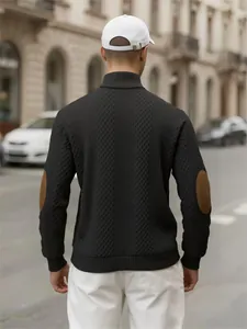 Vista posteriore del maglione jacquard nero da uomo con toppe marroni sui gomiti.