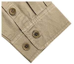 Gros plan détaillé de la manchette d'une chemise de travail kaki pour hommes avec boutons