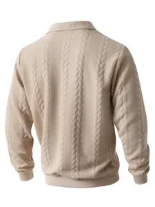 Dettaglio posteriore di una felpa beige da uomo con trama a trecce e colletto elegante