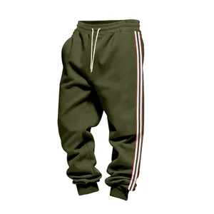 Dettaglio dei pantaloni sportivi verde militare da uomo con strisce e coulisse