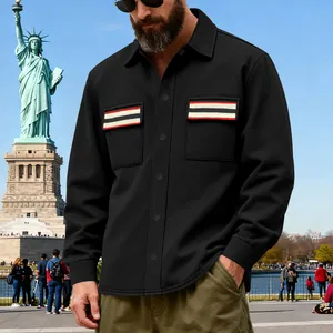Détail rapproché d'une veste de travail noire pour homme avec des poches de poitrine rayées