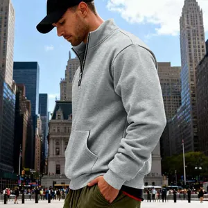 Detailansicht eines grauen Herren-Sweatshirts mit halbem Reißverschluss und Kragen