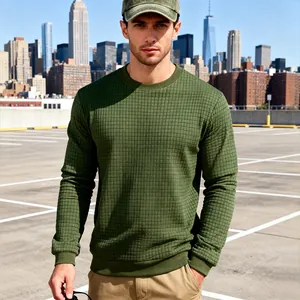 Nahaufnahme des olivgrünen Herren-Sweatshirts mit Jacquard-Karomuster und Rundhalsausschnitt