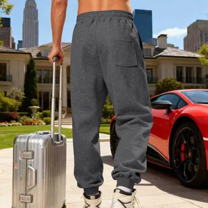 Vista posteriore di pantaloni jogger da uomo grigio scuro con polsini elastici e tasca retro