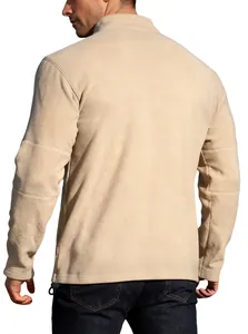 Detaillierte Rückansicht des warmen beigen Herren-Fleecepullovers mit Stehkragen.
