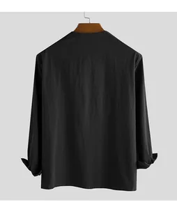 Rückansicht eines minimalistischen schwarzen Baumwollhemdes mit langen Ärmeln