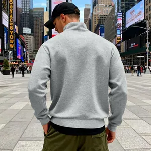 Rückansicht eines grauen Herren-Fleece-Sweatshirts mit halbem Reißverschluss in der Stadt