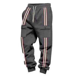 Vista dettagliata dei pantaloni jogger in pile grigio scuro con tasche laterali cargo