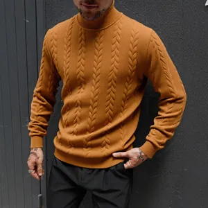 Maglione da uomo a collo alto giallo senape con classico motivo a trecce intrecciate